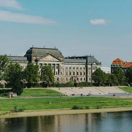 Rooftop - Fuer 4 Personen Mit Parkplatz Und 2 Balkone Dresda